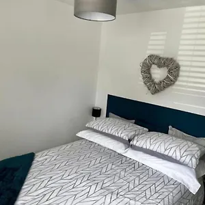 Apartment Lovely 1 Bed Serviced Near The Centre With Free Parking, Cardiff